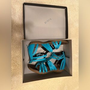 Women’s Ruff Hewn Teal sandals size 6.5